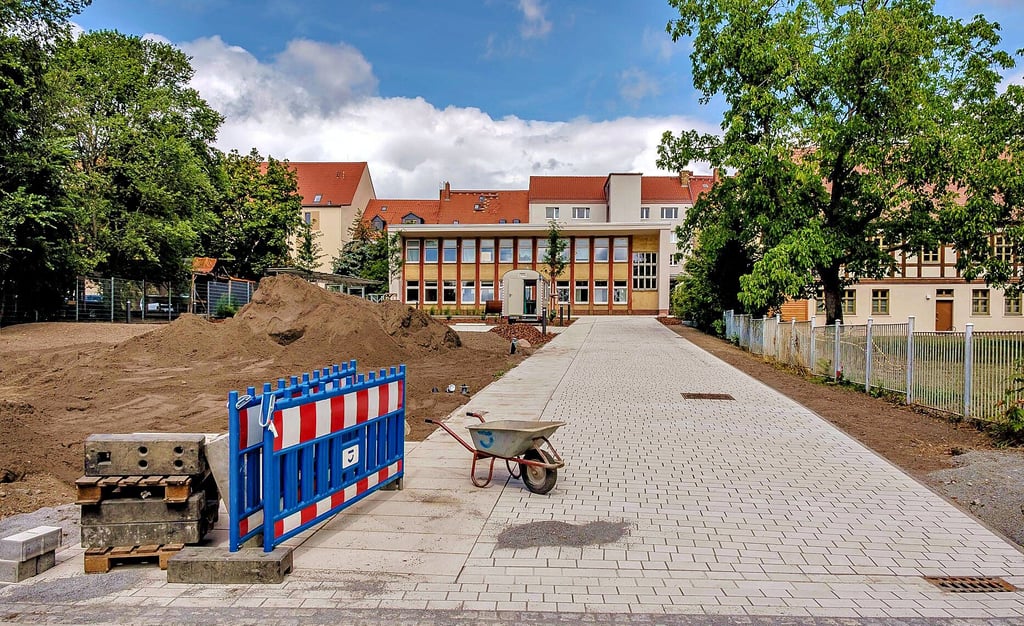 Eröffnet ist die Bibliothek bereits seit Juni, an den Außenanlagen ist aber noch etwas zu tun. 