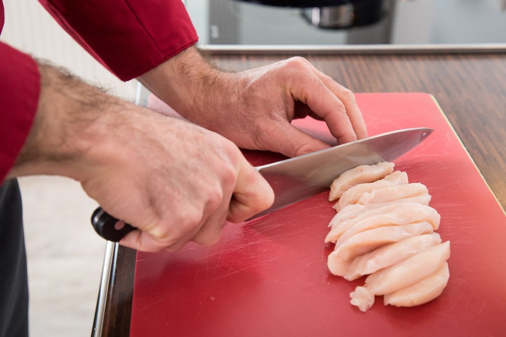 Fleisch schneidet man am besten auf einer Unterlage, die man gut reinigen kann.