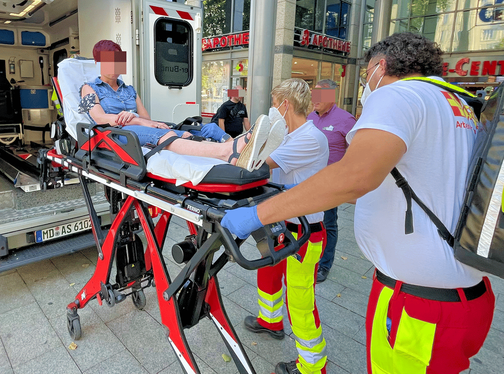 Rettungssanitäter Carlo Wernecke (31) und Notfallsanitäterin (35) Sabrina Eggert bringen eine Patientin vom Allee Center in Magdeburg in die Uniklinik. Die junge Frau hatte nacheinander fünf Krampfanfälle aufgrund einer epileptischen Vorerkrankung,