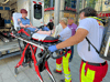 Rettungssanitäter Carlo Wernecke (31) und Notfallsanitäterin (35) Sabrina Eggert bringen eine Patientin vom Allee Center in Magdeburg in die Uniklinik. Die junge Frau hatte nacheinander fünf Krampfanfälle aufgrund einer epileptischen Vorerkrankung,  