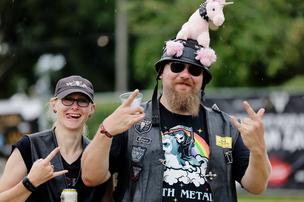 Magda (l) aus Lübeck und Matthias aus Teterow freuen sich auf das Wacken-Festival.