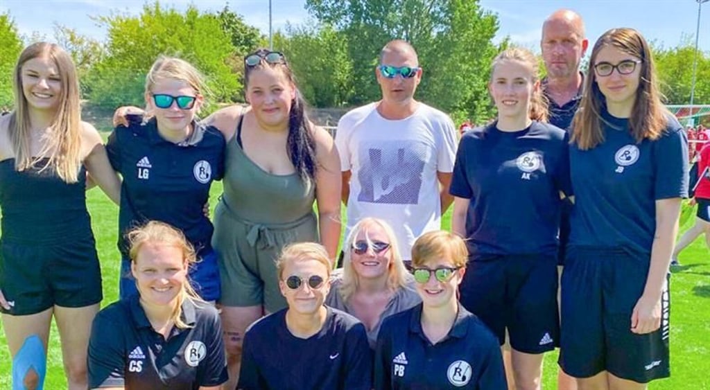 Die Fußballerinnen von Rotation Aschersleben mit Trainer Holger Braun und Mannschaftsleiter Maik Liebich können sich freuen.