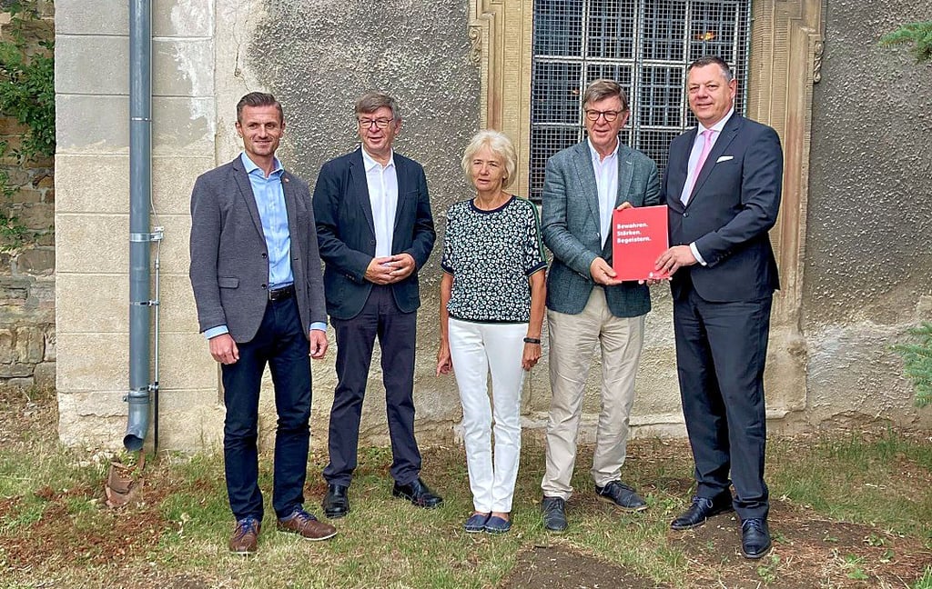 Markus Latz (rechts) von der Stiftung der Kreissparkasse Börde überreichte vor Ort den Zuwendungsbescheid.