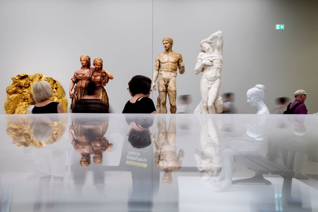 Besucherinnen der Langen Nacht der Museen in 2019 in der James-Simon-Galerie.