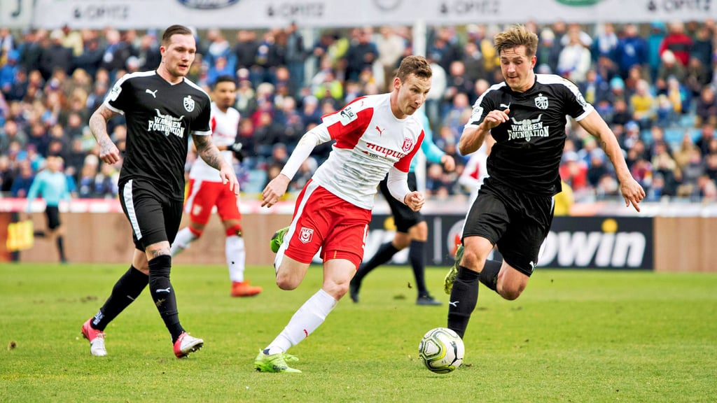 In der 3. Liga spielte Martin Ludwig (M.) für den HFC 2018 auch in Jena. Ein Gegner damals: der spätere HFC-Kicker Jan Löhmannsröben (l.).