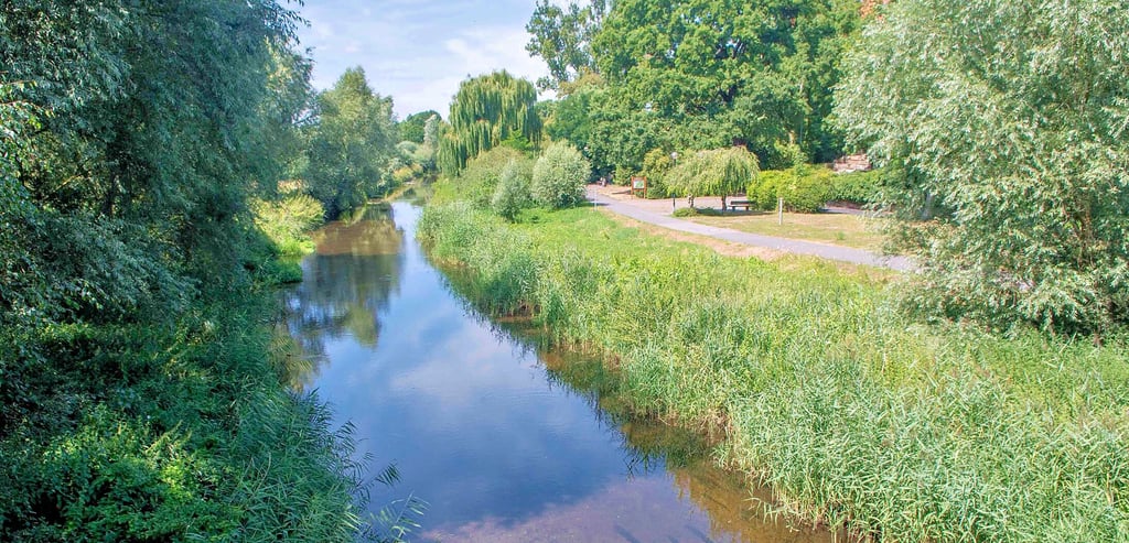 Die Ohre in Wolmirstedt führt derzeit nur wenig Wasser. Trotz günstiger Abkühlung sollte man aufpassen. Der kleine unscheinbare Fluss kann auch gefährlich werden.