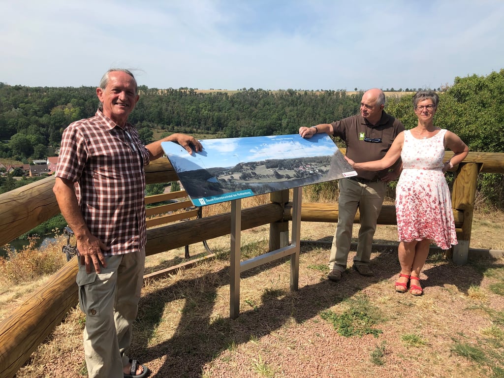Hoch oben über der Saale bei Rothenburg hat sich Bernhard Drixler vom Verband Deutscher Naturparke (links) gemeinam mit Gerd Villwock vom Naturpark Unteres Saaletal und Bürgermeisterin Antje Klecar ein Bild vom Zustand des Naturparks gemacht.