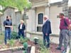 Zum 70. Todestag von Walther Götze statten Andreas Geisler, Bernd Hauschild, Christine Friedrich und Daniel Schäfer (von rechts) dem restaurierten Grab einen Besuch ab.