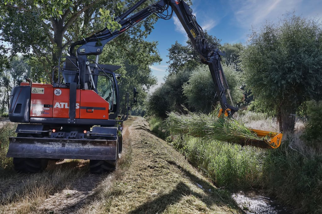 Derzeit wird der Graben 23 Nähe Riethnordhausen in Richtung Edersleben entkrautet.