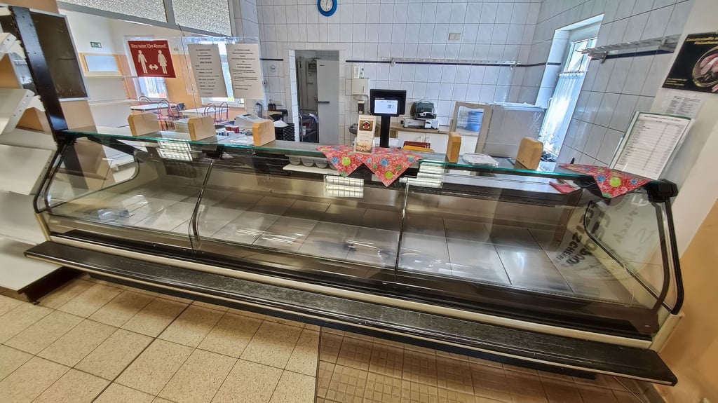 Seit dieser Woche bleibt im Hayner Dorfladen die Wursttheke leer. Das Inventar wird ausgeräumt.