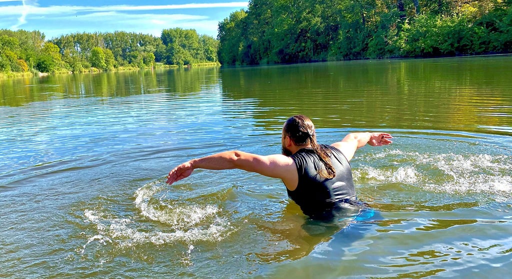Wenn Strömungen und Wassertiefe unterschätzt werden, kann das Schwimmen in Seen und in Flüssen, wie hier in der Saale, schnell gefährlich werden. In Freibädern ist die Abkühlung sicherer, besonders für Kinder.