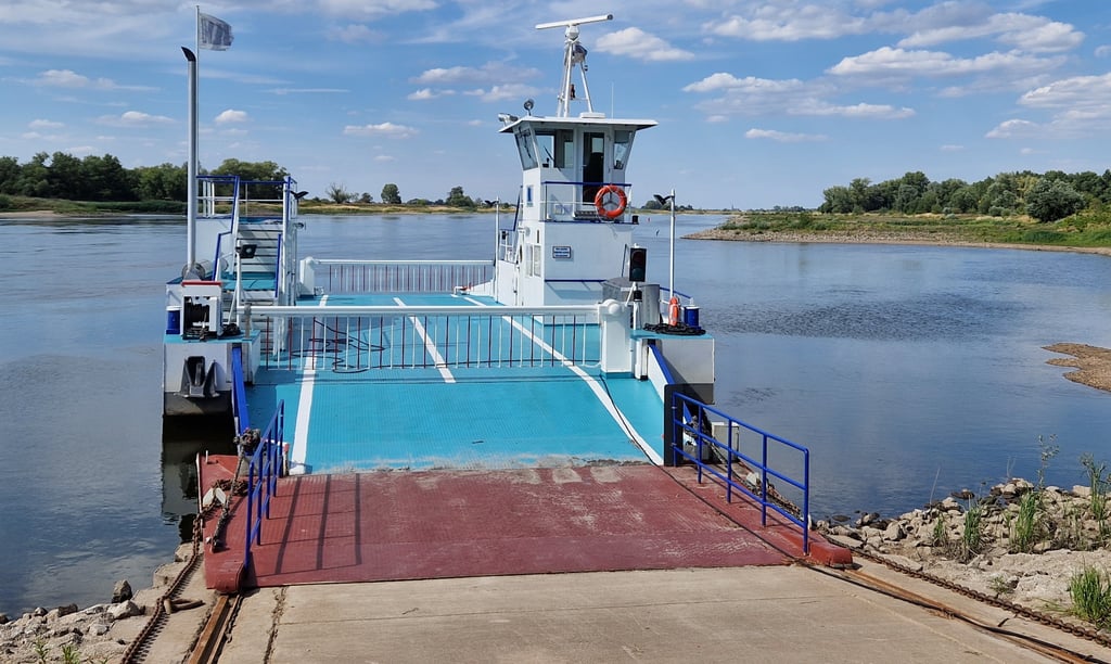 Die Fähre liegt am Anleger Ferchland. Durch das Niedrigwasser der Elbe ist der Betrieb der NJL-Linie 770 eingestellt.
