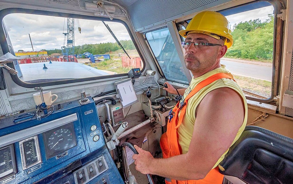 Lokführer Matthias Titsch bedient die Rangierlok, eine robuste V60.