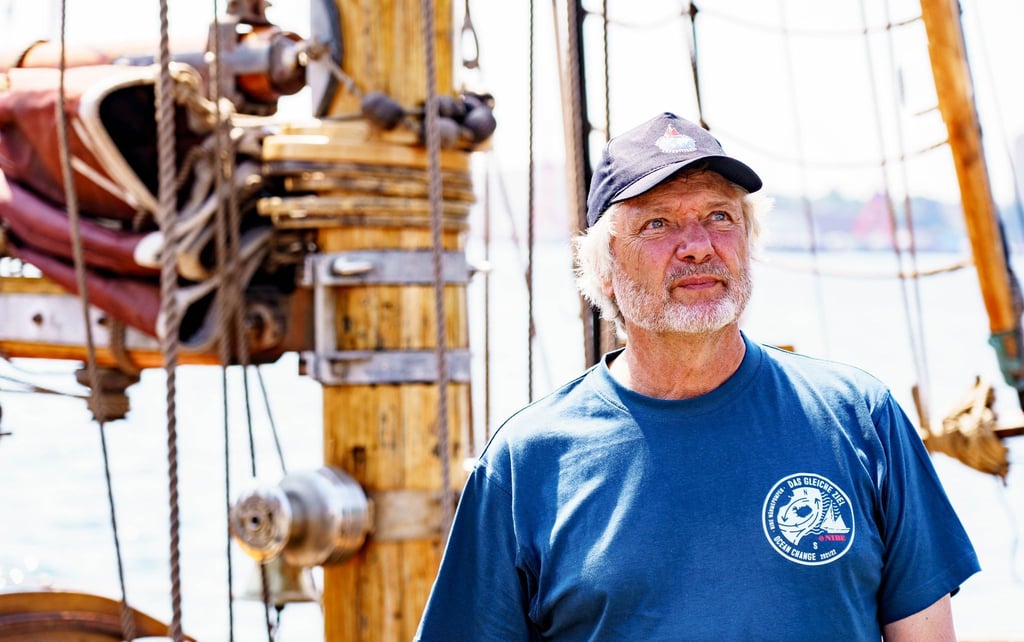 Der Polarforscher und Buchautor Arved Fuchs auf seinem Schiff, der „Dagmar Aeen“ in der Kieler Förde vor dem Start zur Expedition „Ocean Change“.