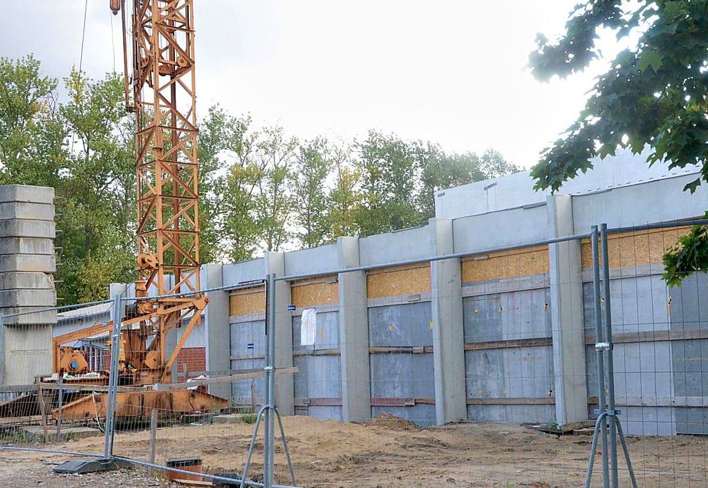 In vielen Gewerken geht es an der Turnhalle an der Amtsstraße nicht voran. Die Baumaschinen stehen still.