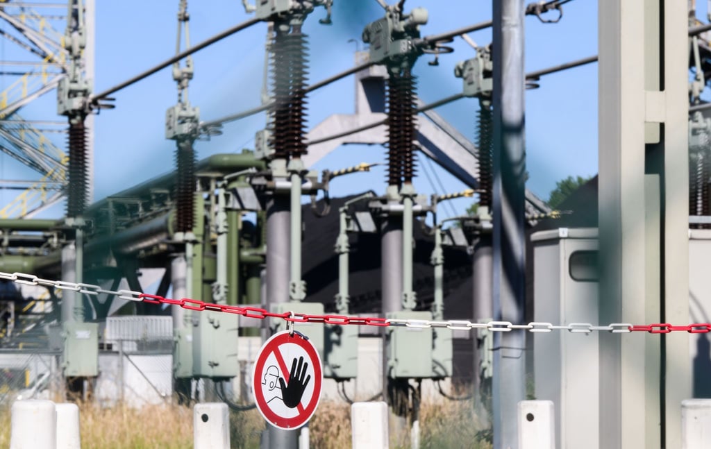 Blick auf Transformatoren am Kohlekraftwerk Stöcken, das vom Energieversorger enercity betrieben wird.
