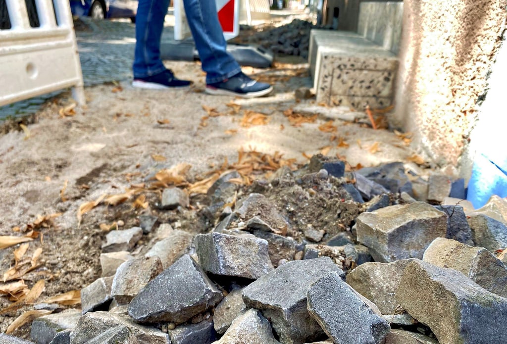 Baustelle Luisenstraße: Ein Tiefbauer kritisiert die Wiedereinsetzung des Mosaiksteinpflasters auf dem Gehweg als nicht fachgerecht.