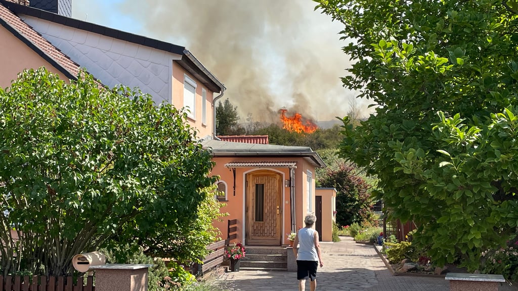 Auf dem alten Ascheberg nahe dem Magdeburger Sket-Gelände im Stadtteil Hopfengarten war am Donnerstag ein Großbrand ausgebrochen. 