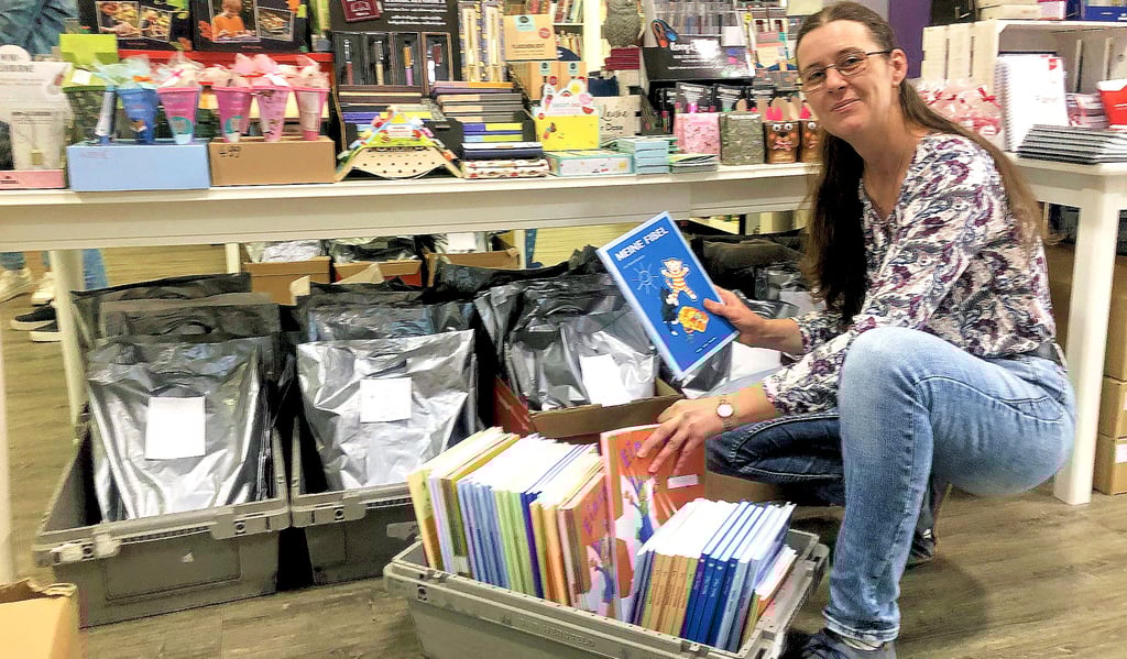 Pia Lautenschläger sortiert die Schulbücher für die Abholung vor. Hunderte Bücher gehen durch ihre Hände und die von Simone Neitz.