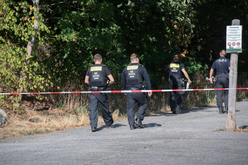 Polizisten auf dem Weg in den Forst, um gegebenenfalls zu räumen.