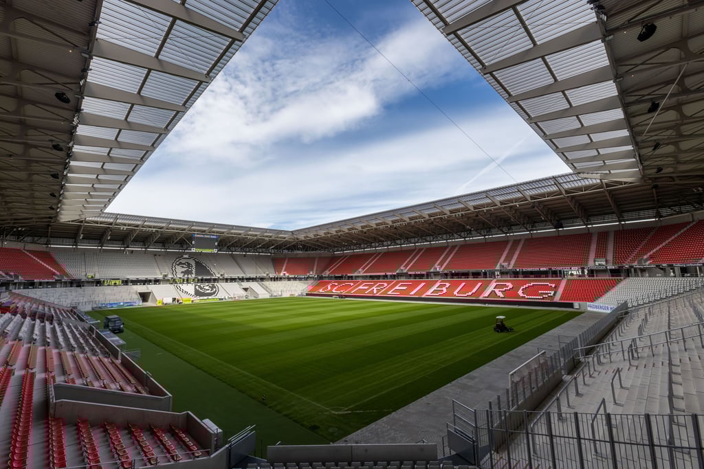 Auf dem Stadiondach des SC Freiburg sind nun auch Solarmodule aus Bitterfeld.