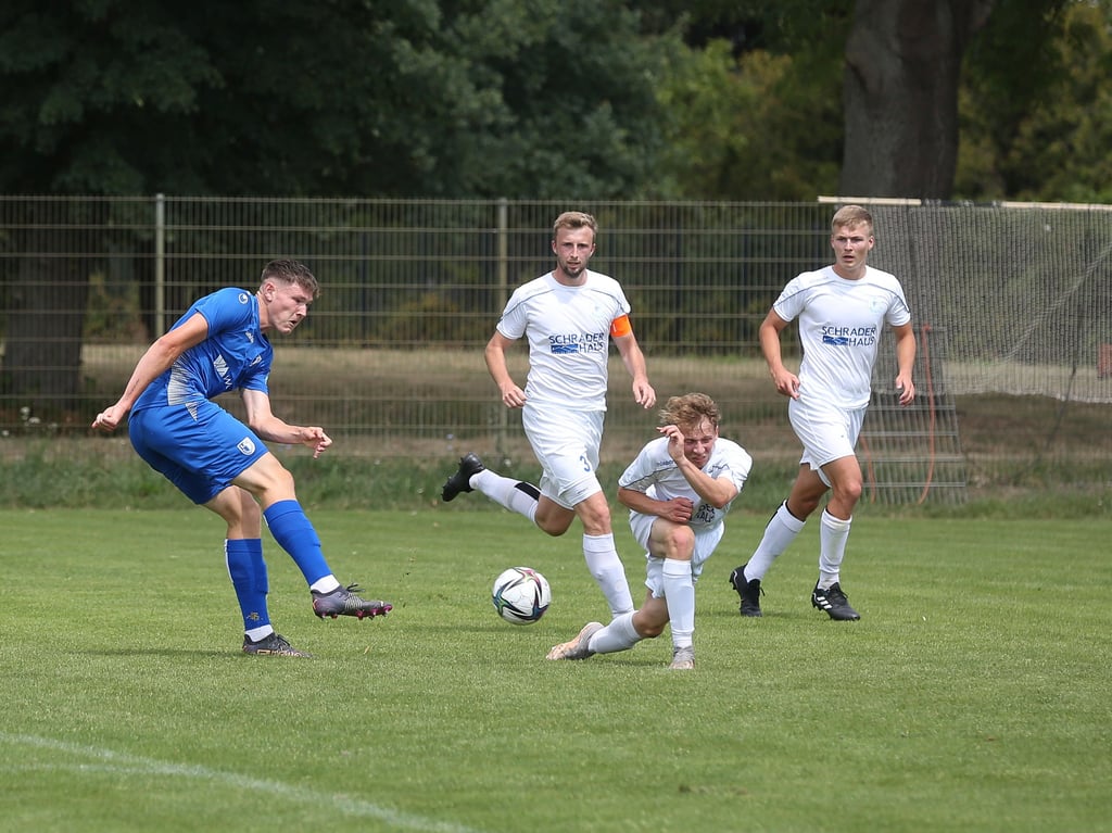 Keine Kompromisse, wie hier beim Schuss von Richard Christian Meier (l., 1. FC Magdeburg U 23) im Testspiel gegen Noah Sachrau und den SV Fortuna Magdeburg. Beide Teams treffen auch im weiteren Saisonverlauf der Verbandsliga, die heute Abend startet, aufeinander.