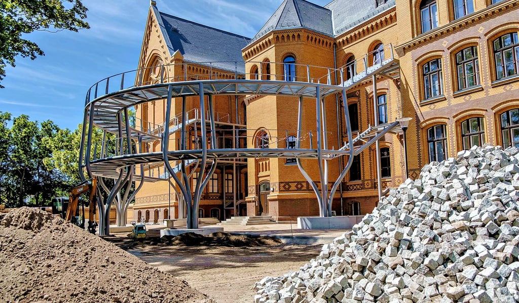 Der Schulhof hinter dem Haus Melanchthon in Wittenberg wird gepflastert. Noch unvollendet ist der zweite Rettungsweg.