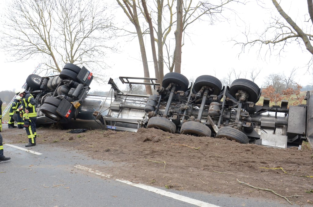Im März kam ein Sattelzug zwischen Kalbe und Neuendorf am Damm von der Fahrbahn ab und rutschte in den Graben.