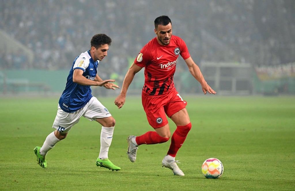 Ömer Beyaz vom FCM beim Duell gegen Kostic von Eintracht Frankfurt.