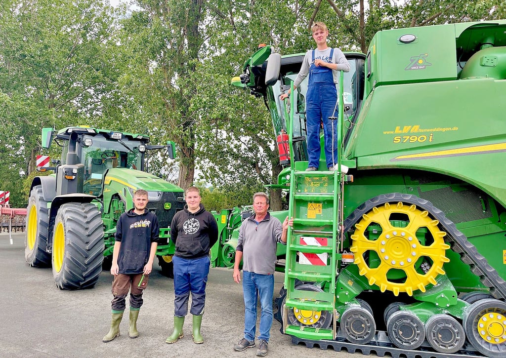 Moritz Zänker und Bryan Brüser freuen sich mit Ausbilder Dietmar Messing auf den beruflichen Start in Harsleben. Nico Borkhoff (von links) kann im dritten Lehrjahr schon auf einige Erfahrungen mit der Technik verweisen.