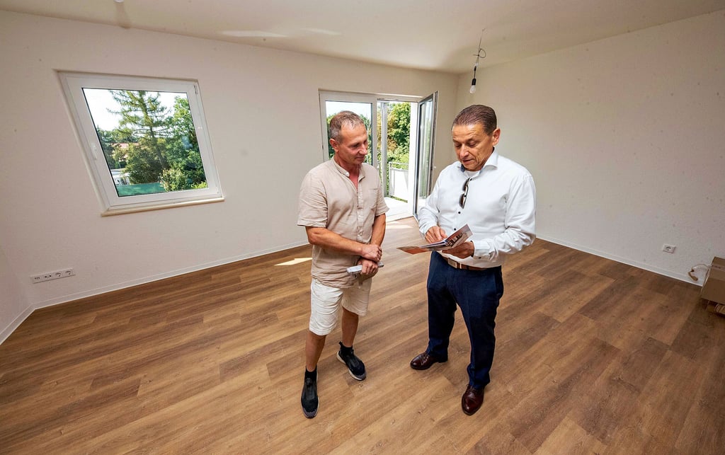 Im „Wohndomizil Vogelsiedlung“ wird ein früheres Bürogebäude des VEB Leichtmetallbau zu Wohnungen umgewandelt, hinzu kommen mehrere Einfamilienhäuser. Im Foto Bauherr Andreas Lamm (r.) und sein Bauleiter Thomas Jetzke in einer der bereits fertiggestellten Wohnungen.