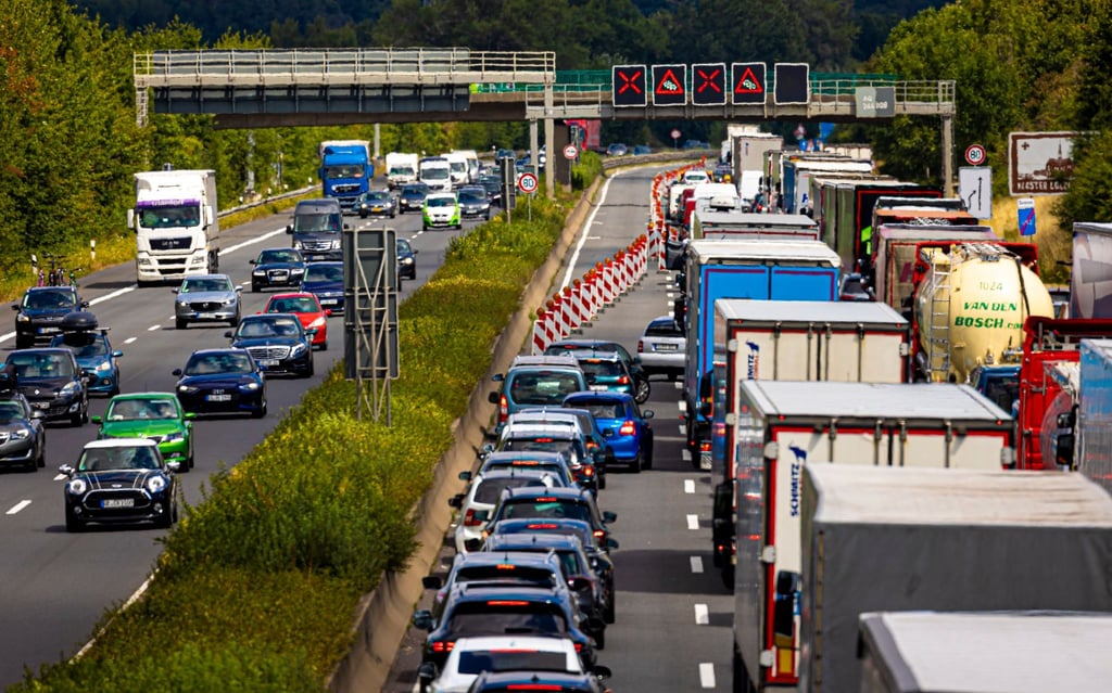Gefährliches Nadelöhr: Im Bereich von Autobahnbaustellen kracht es oft - besser geht es mit ausreichend Abstand und höchster Konzentration.