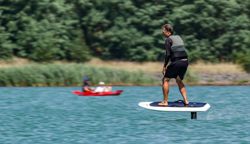Ein Coach demonstriert die Benutzung eines eFoils auf dem Störmthaler See südlich von Leipzig.