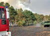 Mit mehr als drei Tankern von ihrer Übungsplatz-Feuerwache ist die Feuerwehr der Bundeswehr in Klietz ausgerückt, um gegen die Flammen anzukämpfen und somit den Brand einzudämmen. 