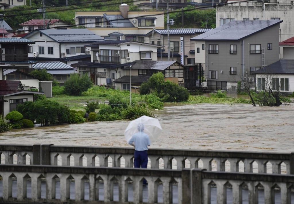 Ein Wohngebiet in der Präfektur Yamagata wurde überschwemmt, nachdem schwere Regenfälle Teile des Nordostens Japans heimgesucht hatten.