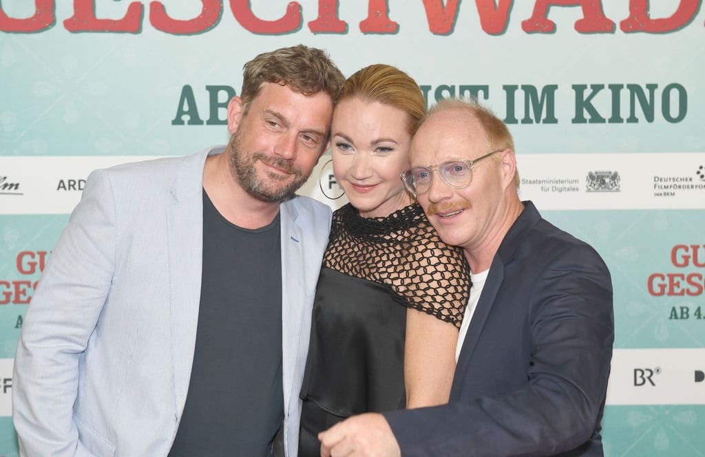 Sebastian Bezzel, (l) Lisa Maria Potthoff und Simon Schwarz bei der Premiere von "Guglhupfgeschwader" in München.