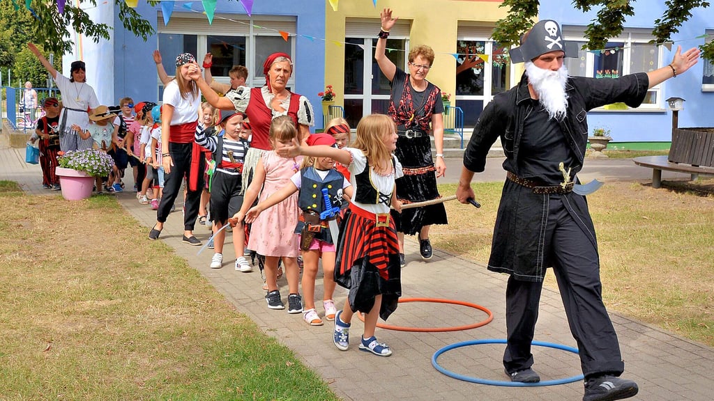 Erzieher wie Sebastian Müller (rechts) als Kapitän Willi Weißbart in der Kindertagesstätte „Sarrezwerge“ sorgen für die Betreuung der Kinder in der Stadt Wanzleben-Börde.