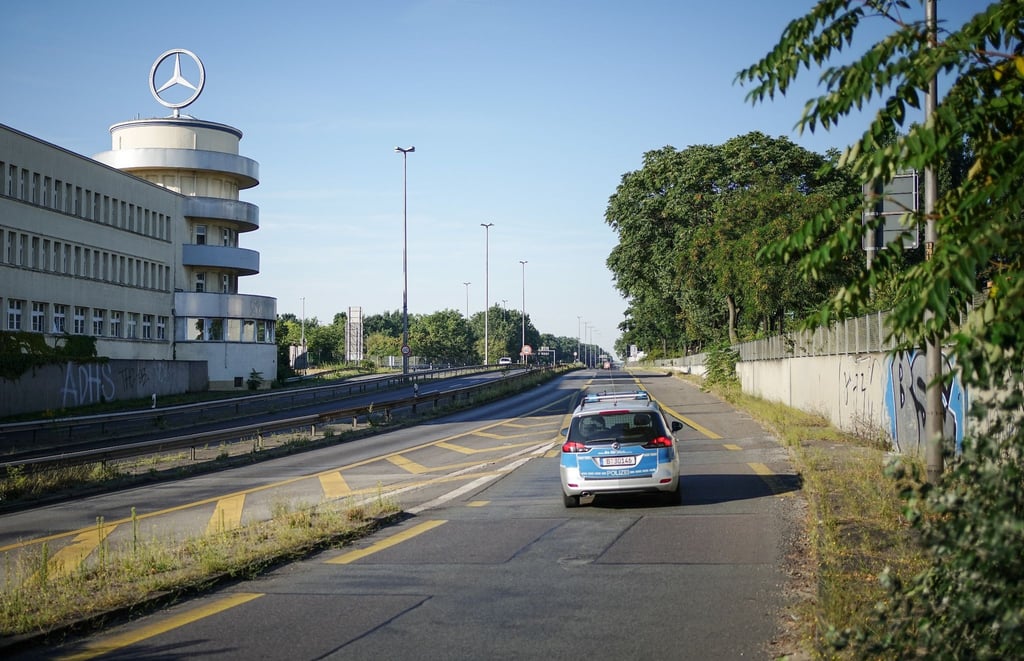 Ein Fahrzeug der Polizei fährt am Morgen über die gesperrte Avus.