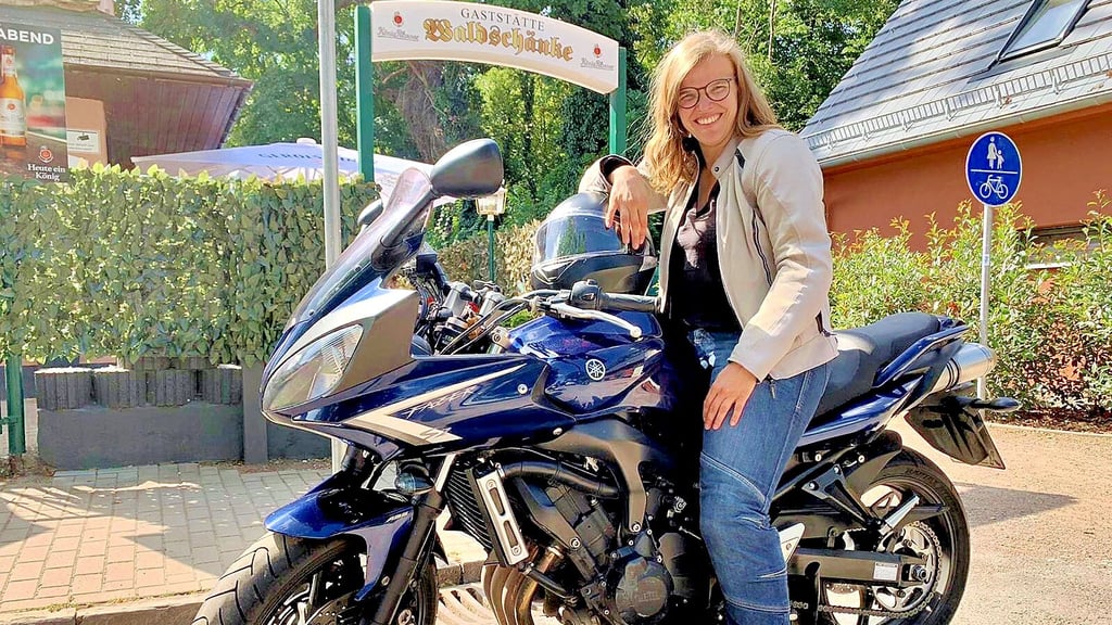 Claudia Kermer fährt zum Stammtisch der Gebärdensprachfreunde so oft es geht mit dem Motorrad.