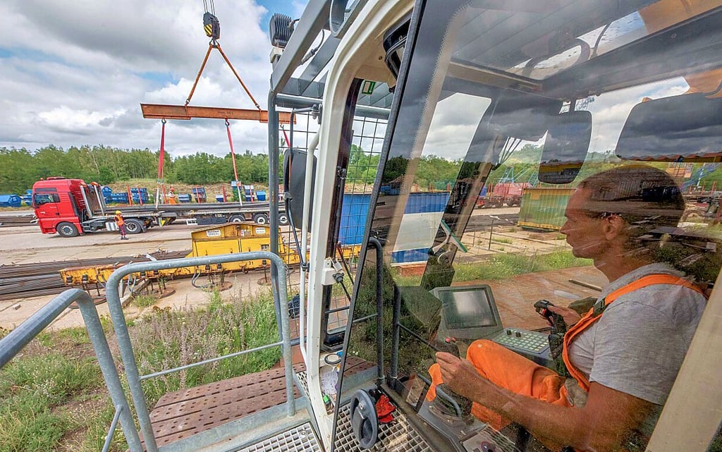 Jörg Prinke steuert den neuen Hafenkran bei der Verladung von Stabstahl.