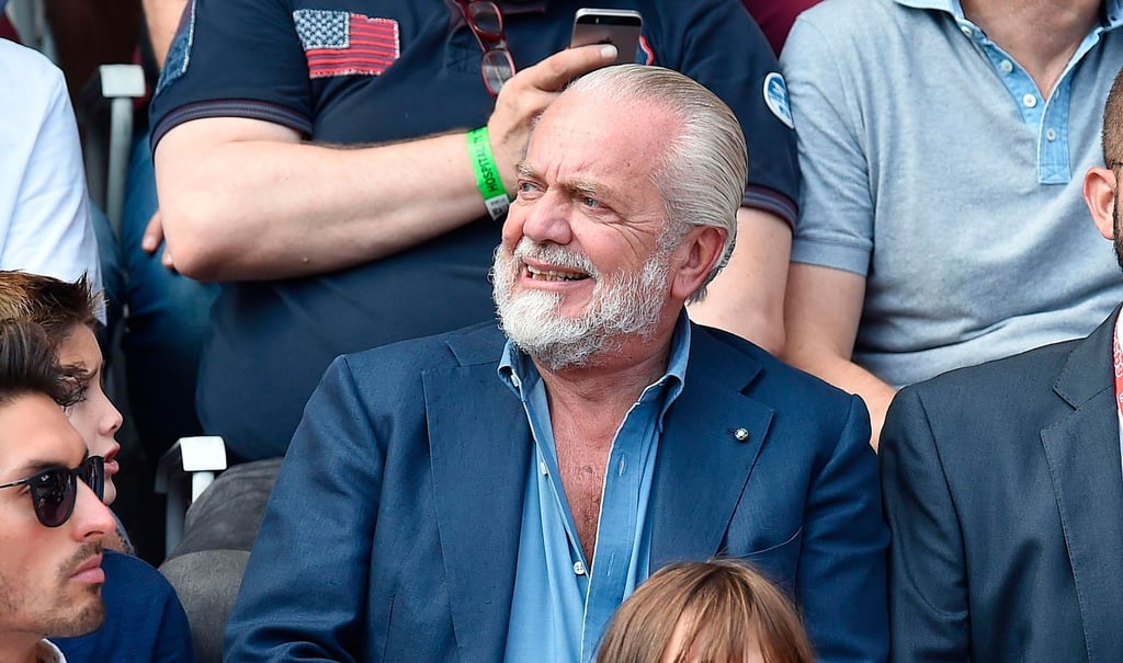 Neapels Präsident Aurelio De Laurentiis sitzt auf der Tribüne.
