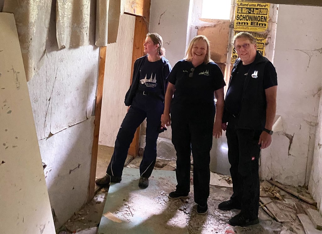 Noch ist das neue Domizil des Bogenzentrums Huy eine große Baustelle – doch die Schützen um Michael Baxmann, wie seine Frau Beate (Mitte) und Klara Sander, hoffen auf baldigen Baustart.