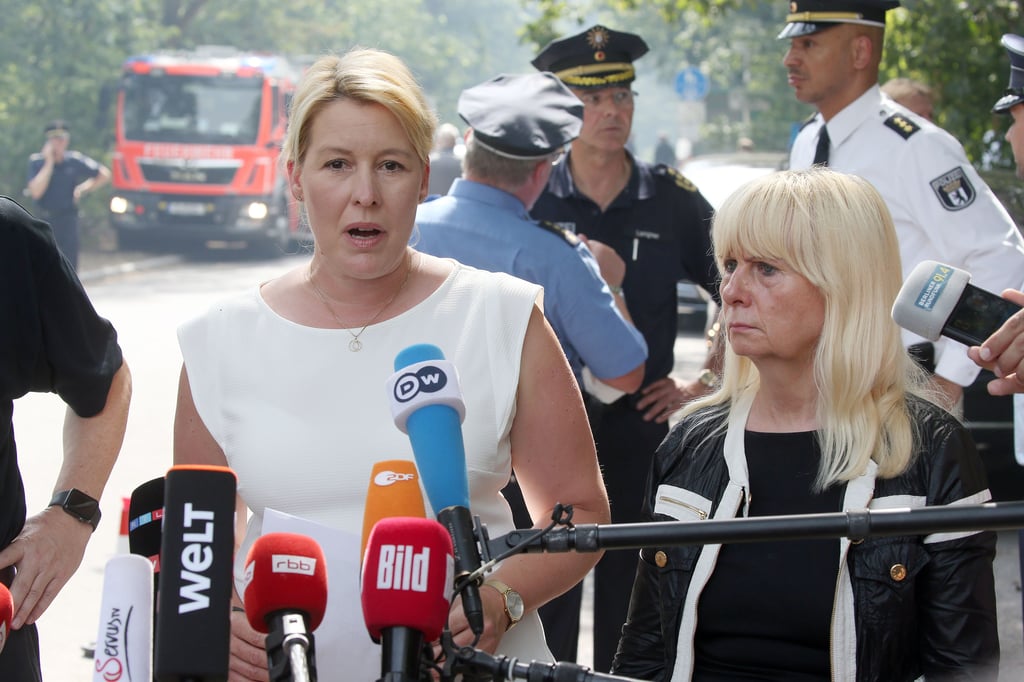 Franziska Giffey (l), Regierende Bürgermeisterin von Berlin, und Innensenatorin Iris Spranger (beide SPD), beantworten Fragen von Journalisten, nachdem sie sich bei Feuerwehr und Polizei über den Brandherd im Grunewald vor Ort informiert haben. Foto: Wolfgang Kumm/dpa