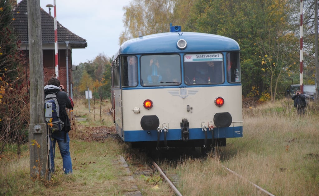 Im Oktober 2017 fuhr zum bisher letzten Mal ein Sonderzug durch den Beetzendorfer Bahnhof in Richtung Klötze, um Gäste zum Martinimarkt zu bringen. Jetzt droht der Strecke die Stilllegung.