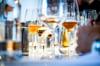 Als Sommelier ist Fachwissen über die Weine der Welt in Hotel- und Gastronomiebetrieben gefragt.