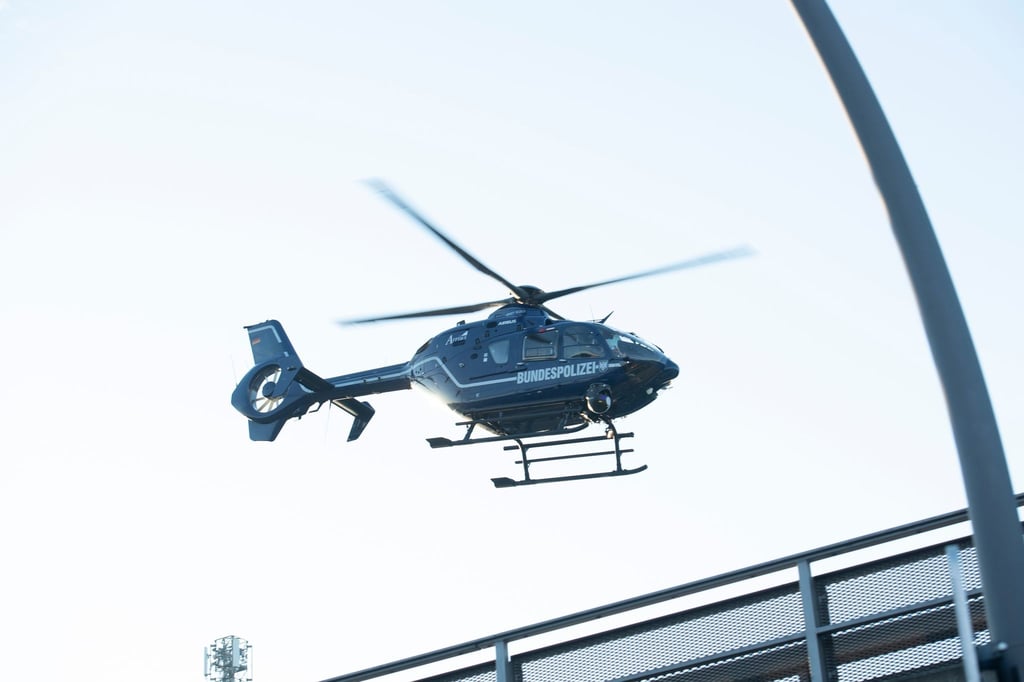 Ein Hubschrauber der Bundespolizei ist im Einsatz.