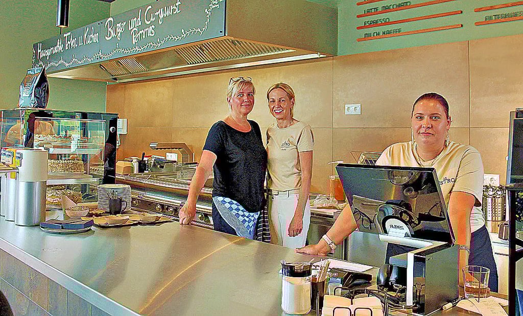 Diana Kraatz (Mitte) bei der Eröffnung ihres Bistros mit Freundin Daniela Gerber, die in Pieplockenburg selbst eine Gaststätte namens „Drömlingsklause“ betreibt, und Mitarbeiterin Madleen Böters (rechts).