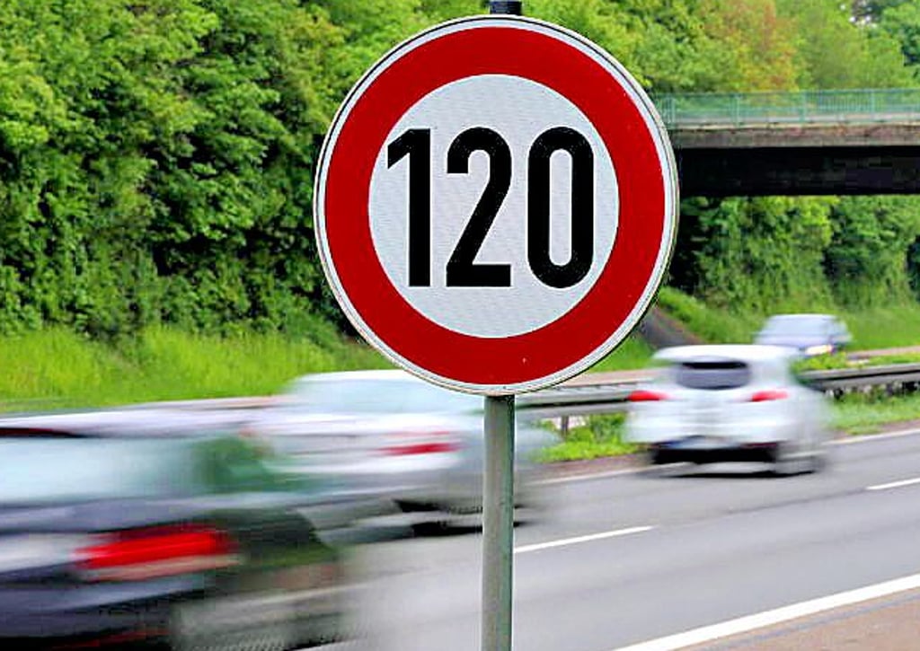 Nach der Unfallserie auf der A38 haben die Behörden die Höchstgeschwindigkeit auf 120 Kilometer pro Stunde begrenzt.