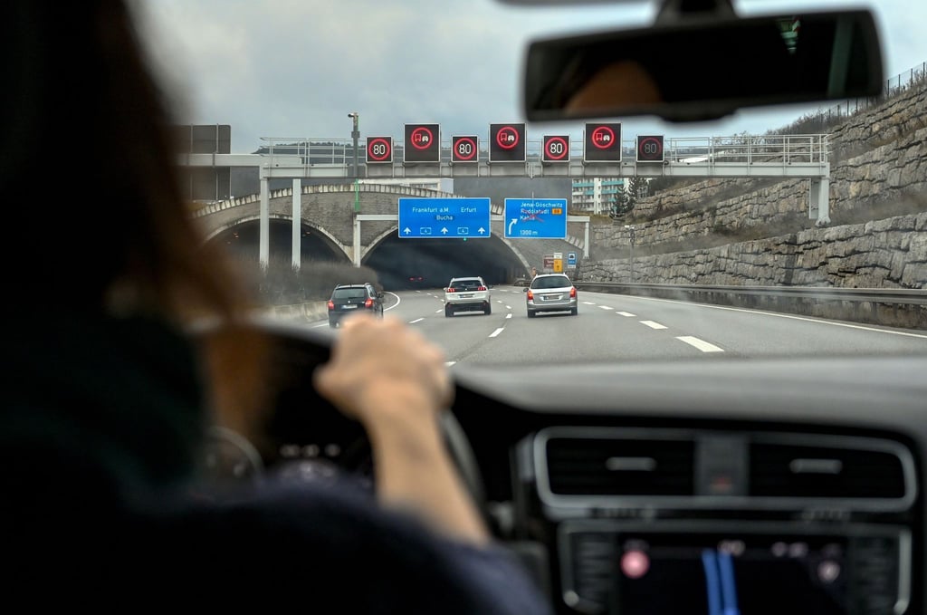 Wer mit 17 Autofahren in Begleitung von Mutter oder Vater übt, verursacht später seltener Unfälle.