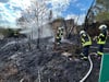 50 Einsatzkräften können ein Übergreifen der Flammen auf umstehende Gebäude in Oberrissdorf verhindern.